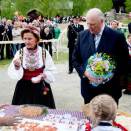 King Harald and Queen Sonja taste the local speciality, "rakfisk" - partially fermented trout (Foto: Kyrre Lien / Scanpix)